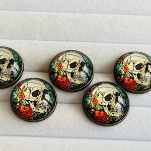 Botones de calavera de cristal y metal con fondo floral, de 22 mm de diámetro y vástago. Se venden por juego de cinco botones. Ropa gótica, fantasía.