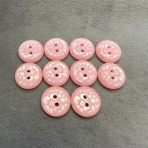 Bottoni floreali rosa con motivo inciso 15 mm, set da 10