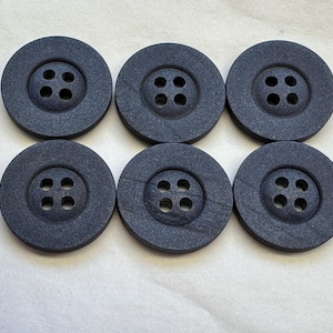 Botones azul marino de 20 mm con acabado de brillo suave, vendidos en un juego de seis botones.