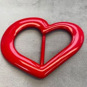 Heart buckle red glossy finish to fit a belt 33mm