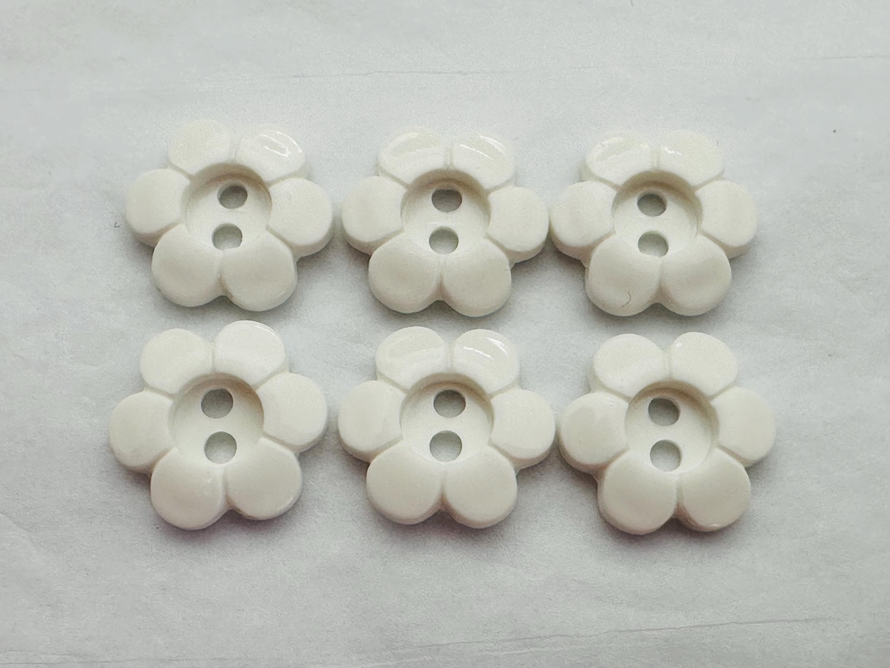 白い花柄ボタン、直径18mm、光沢仕上げ、縫い付けタイプ、6個セットで