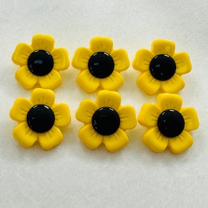 Flower buttons yellow and black 22mm a set of 6, with a glossy finish