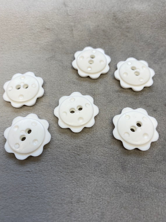 Flower buttons white matt finish 26mm a set of 6