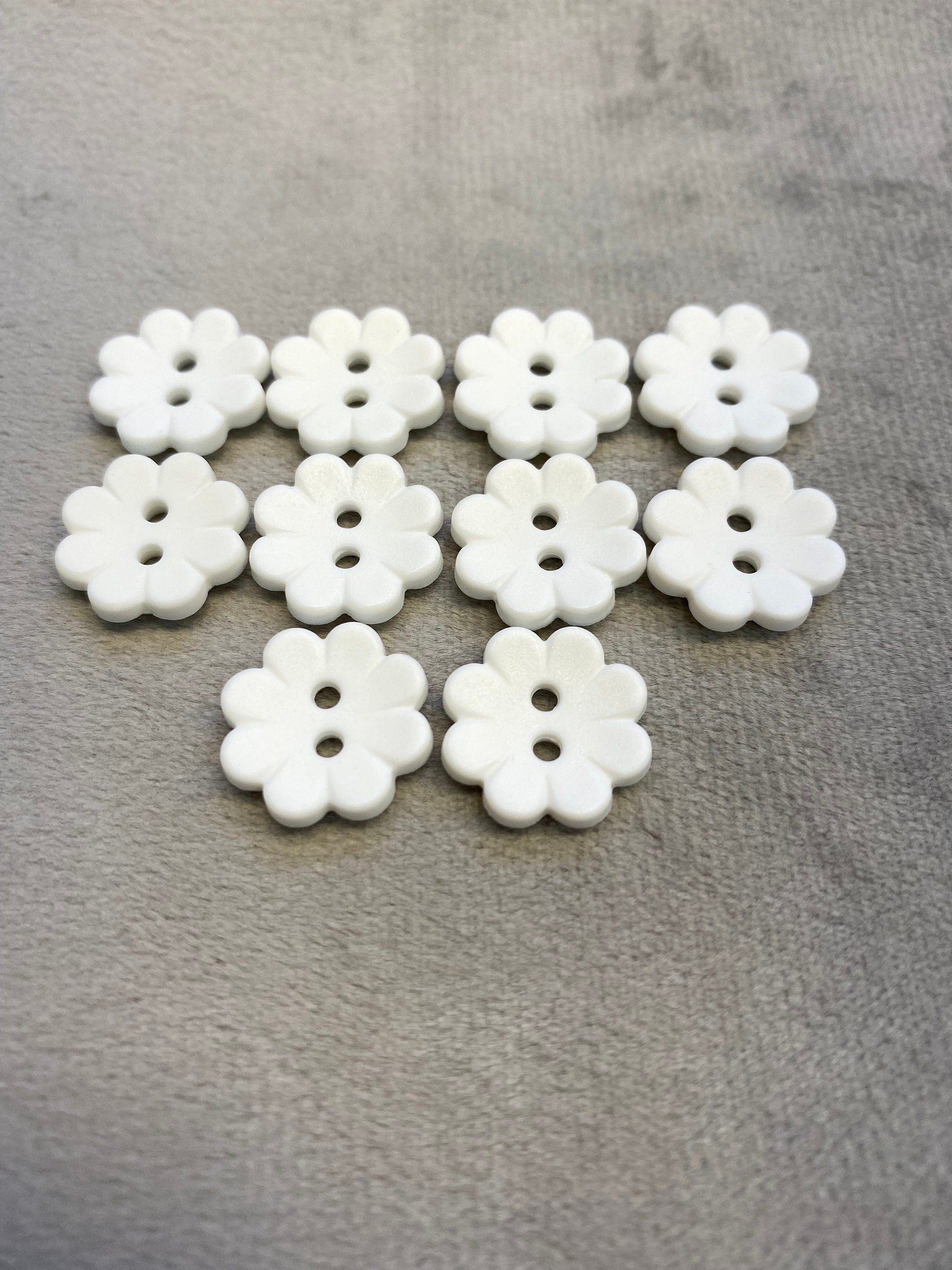 Flower buttons white matt finish 15mm a set of 10