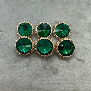 Jewel buttons emerald green set in gold tone metal 20mm a set of 6