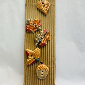 Keramikknöpfe , Herbst Blatt Designs verschiedene Stile und Farben von Unvergleichliche Knöpfe als Karte mit fünf Knöpfen verkauft