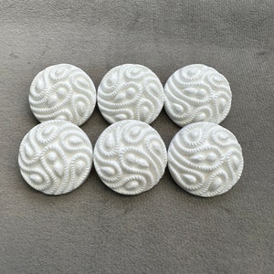 Textured buttons white paisley design 28mm a set of 6