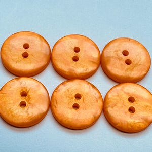 オレンジボタン 20 mm 縫い目あり 虹色パール仕上げ 6個セット