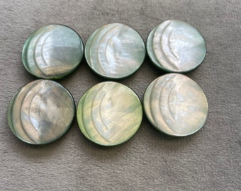 Pearly buttons green ombre design 22mm a set of 6