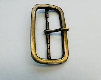 Metal buckle aged gold tone with a prong to fit a belt 40mm