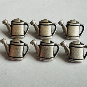 Metalen knopen, gieterontwerp in verouderd zilver op een schacht. Wordt verkocht als set van zes knopen. Voor tuinthema&#39;s, gebreide kleding en huishoudelijke artikelen.