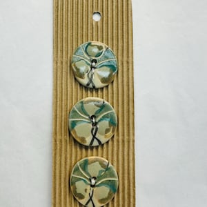 Keramische knopen 30 mm zachtgroen abstract bloemdessin van Incomparable Buttons, verkocht als kaart met drie knopen
