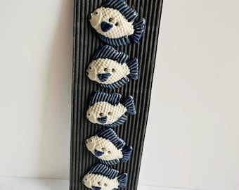 Keramiska fiskknappar: Blå & krämfärgade, Seaside Crafts (Kartong med 5, 33 mm)