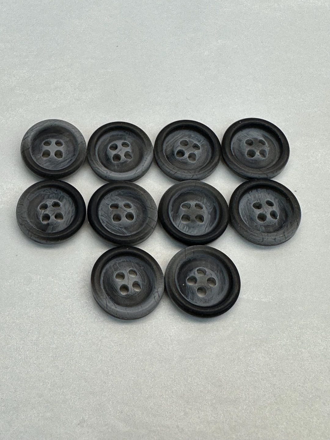 Lot De 17 Boutons Vintage Gris Strié - Diamètre 1,8 Cm (18mm) - Réf. 1933 - Origine France (occasion)