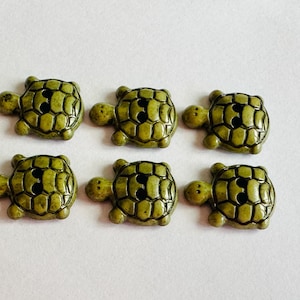 Schildkrötenknöpfe 18 mm in einem grünen niedlichen originellen Design von Dill, Zwei-Loch zum durchnähen. Verkauft als Set mit sechs Knöpfen. Wildtiere Projekte, strickt