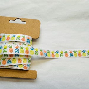 Ananas-Band 16 mm mit mehrfarbigem Design auf einem einseitigen weißen Satin