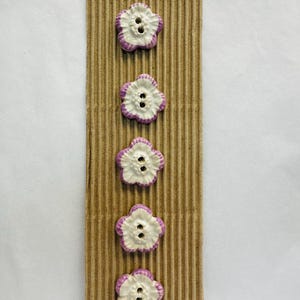Botões de cerâmica de flores de 21 mm em lilás e creme costurados por botões Incomparable vendidos em cartão de cinco botões