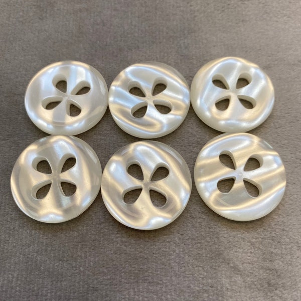 Pearly buttons ivory petal design 22mm a set of 6