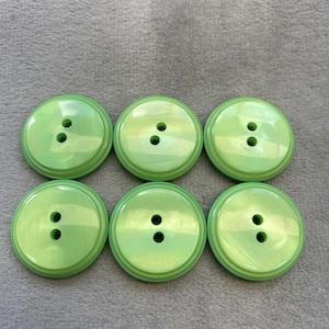 Pearly buttons green iridescent finish 22mm a set of 6