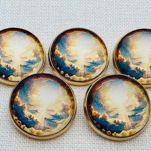 Könnte beinhalten: Fünf runde Knöpfe mit goldfarbenem Rand. Jeder Knopf zeigt ein himmlisches Design mit einem hellen, zentralen Licht, das von blauen und weißen Wolken umgeben ist. Die Knöpfe sind auf einer weißen, strukturierten Oberfläche angeordnet.