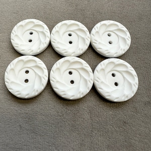 White buttons textured design 23mm a set of 6