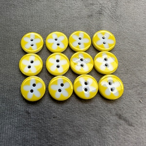Flower buttons yellow and white 13mm a set of 10