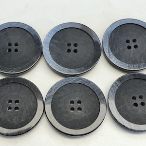 Zwarte knopen 34 mm, set van zes met een diepgrijze parelmoer accent