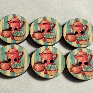 Puede incluir: Seis botones redondos de madera con una ilustración de estilo vintage. Cada botón presenta una tetera roja, una taza de café y una magdalena con una cereza sobre un fondo a rayas. Ideales para coser o manualidades.