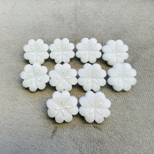 Flower buttons white textured design 15mm a set of 10