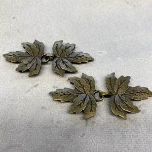 Leaf clasps aged gold tone metal 3.1 x 6.7cm a set of 2