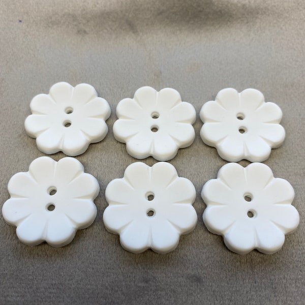 Flower buttons white matt finish 26mm a set of 6