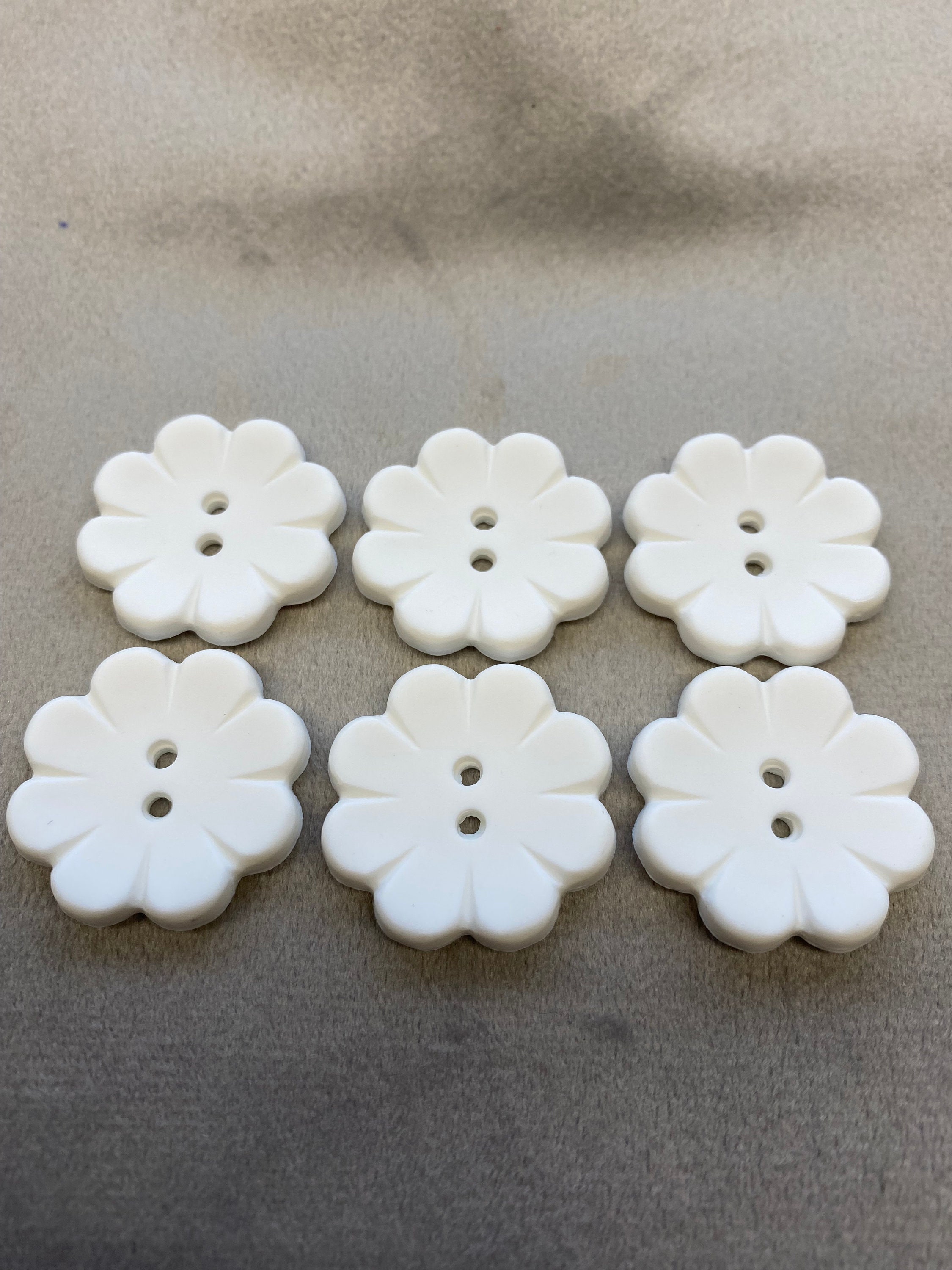 Flower buttons white matt finish 26mm a set of 6