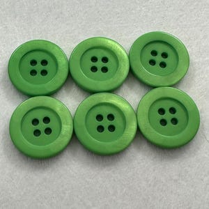 Green buttons 20mm a set of six with a pearlised border