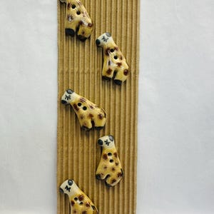 Keramische girafknopen van 17 x 32 mm doorgestikt door onvergelijkbare knopen, verkocht als kaart met vijf knopen