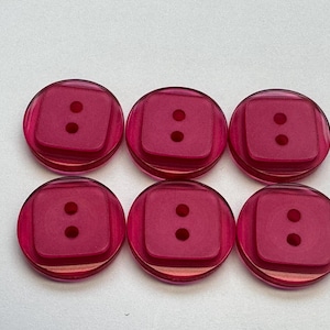 Puede incluir: Seis botones de color magenta con un centro cuadrado y dos agujeros. Los botones tienen un borde exterior redondeado. Adecuado para proyectos de costura y manualidades. Cada botón mide aproximadamente 2,5 cm de diámetro.