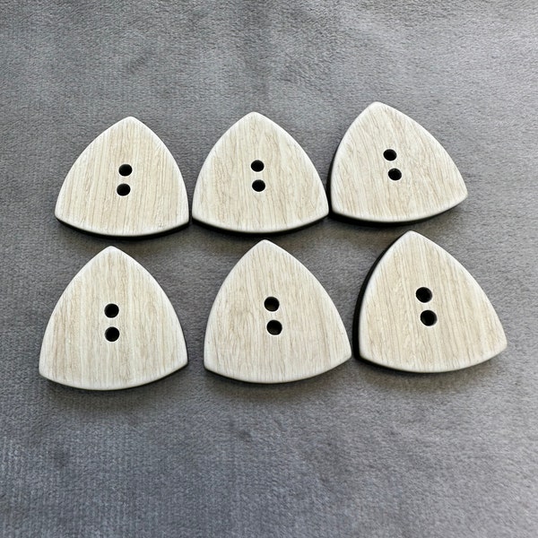 Matt buttons beige ombre triangle design 26mm a set of 6