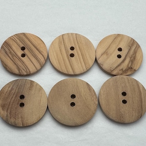 Botones de madera de olivo de 35 mm con acabado natural para coser vendidos en un juego de seis botones.