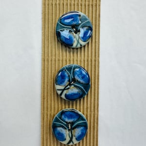 Botones de cerámica de 33 mm con diseño floral de inspiración art déco, vendidos en tarjetas de tres botones de Incomparable Buttons.