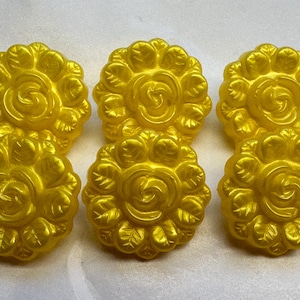 Yellow flower buttons 19mm with a pearlised finish and deeply textured design on a shank. Sold as a set of six buttons. For knitwear, crafts