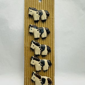 Keramische paardenknopen 35 mm van Onvergelijkbare ontwerpen leuk nieuw ontwerp doorgestikt, verkocht als kaart met vijf knopen