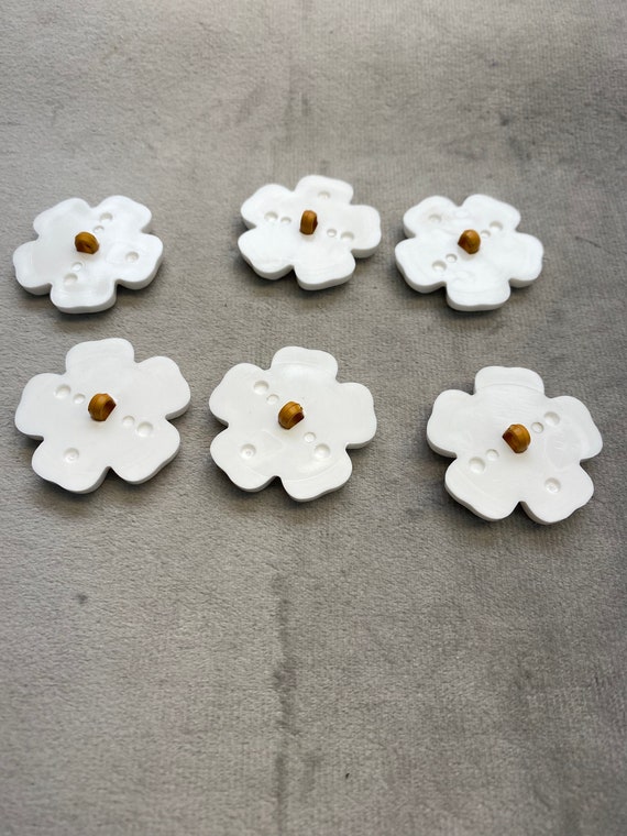2 Hole Button: 6 Petal Flower: 14mm - White 2 Hole Button: 6 Petal Flower: 14mm - White