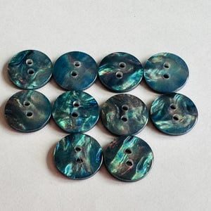 Schimmernde Metallknöpfe mit silberfarbenem Metallüberzug, 15 mm Durchmesser mit Perlmutt-Finish. Verkauft als Set von zehn Knöpfen. Für Strickwaren, Mode, Basteln