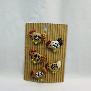 Keramische kippenknopen van 24 mm, verkocht als kaart met vijf verschillende kleuren door Incomparable Buttons