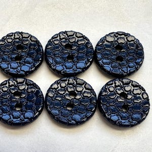 Botones azul marino de 18 mm, juego de seis, con diseño texturizado de imitación de cocodrilo.