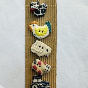 Botões de cerâmica, diversos designs de fazendas, vários tamanhos e cores da Incomparable buttons vendidos em cartões de cinco botões