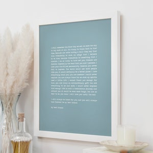 Puede incluir: Una impresión enmarcada con un fondo azul claro y texto blanco. El texto es un mensaje sincero sobre la amistad. El marco es blanco. La impresión se muestra sobre una mesa con elementos decorativos.