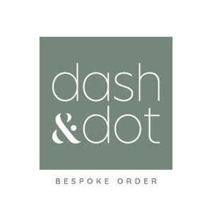 Peut inclure: Logo "dash & dot" en blanc sur fond carré vert pâle. Le texte "BESPOKE ORDER" est affiché en dessous, dans une police plus petite et sans empattement.
