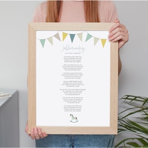 Könnte beinhalten: Ein gerahmter Druck des Gedichts "Jabberwocky" von Lewis Carroll. Das Gedicht ist in schwarzer Tinte auf weißem Papier gedruckt. Der Rahmen ist aus hellem Holz und hat einen weißen Passepartout. Das Gedicht ist mit einer Girlande aus bunten Wimpelflaggen verziert. Eine Schaukelpferd-Illustration befindet sich am unteren Rand des Drucks.