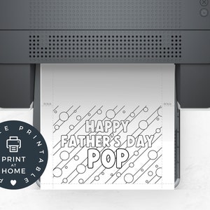 Pu&ograve; includere: Biglietto di auguri per la festa del pap&agrave; stampabile con un design in bianco e nero che presenta il testo "Happy Father's Day Pop" con uno schema geometrico di cerchi e linee diagonali.