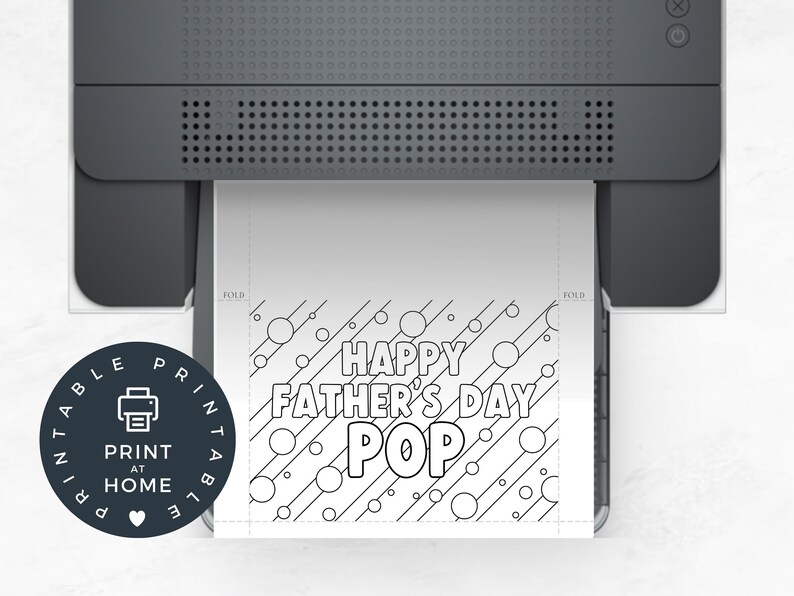 Pu&ograve; includere: Biglietto di auguri per la festa del pap&agrave; stampabile con un design in bianco e nero che presenta il testo "Happy Father's Day Pop" con uno schema geometrico di cerchi e linee diagonali.